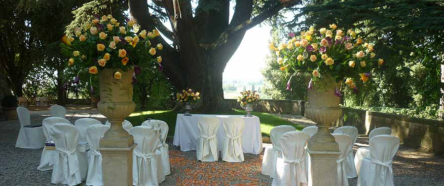 Ceremony under a secolar Tree in Chianti