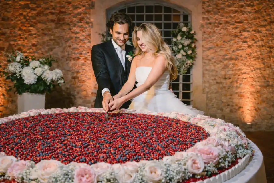 Luxury wedding cake design and aesthetics