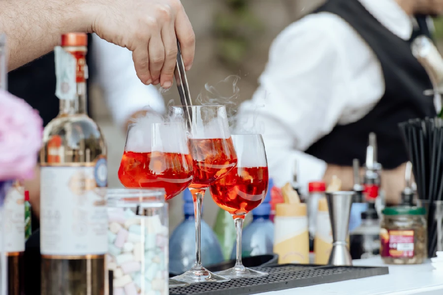 The role of the open bar in a luxury wedding in Italy