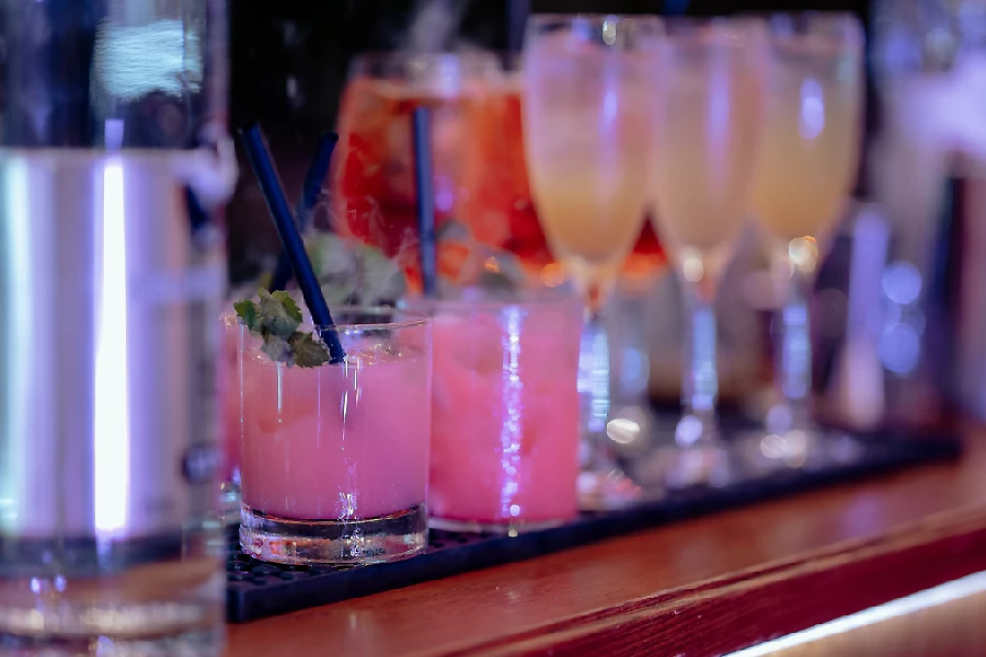 Professional bartenders and mixologists for luxury weddings in Italy