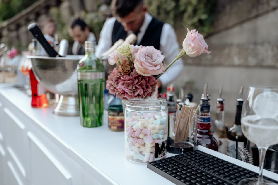 How couples choose quality levels for open bar catering in Italy