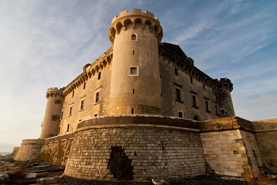Seaside wedding ceremony at Castello Odescalchi di Palo